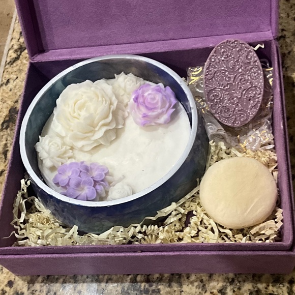 Flowers & Flame Lavender/Vanilla/Rose 3 Wick Soy Candle & 2 Soaps - Picture 2 of 7